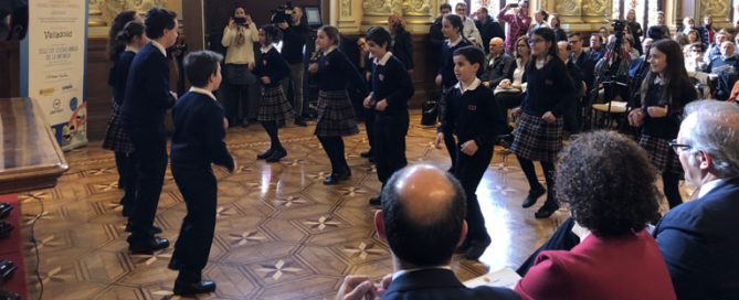 Participación del Colegio Rafaela María de Valladolid en las actividades de celebración del Día universal de la Infancia en el Ayuntamiento de la ciudad.