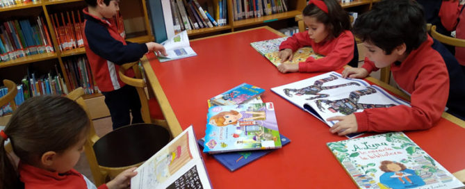 1º de primaria del Colegio Rafaela María visita la Biblioteca Javier Martín Abril.