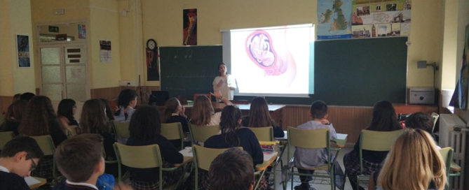 Una matrona visita la clase de 6º de primaria del colegio Rafaela María de Valladolid.