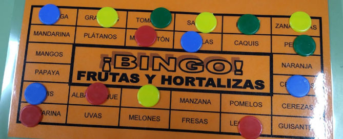 Los alumnos de segundo de primaria del Colegio Rafaela María de Valladolid juegan al bingo para trabajar los campos semánticos.