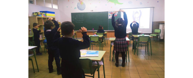 Los alumnos y alumnas de primero de primaria comienzan la mañana bailando en el Colegio Rafaela María de Valladolid.