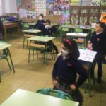Los alumnos y alumnas de primero de primaria comienzan la mañana bailando en el Colegio Rafaela María de Valladolid.
