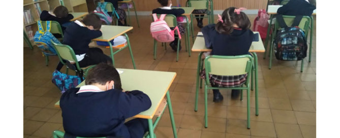 Los alumnso y alumnas de segundo de primaria del Colegio Rafaela María de Valladolid se relajan después del recreo.