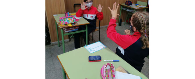 En quinto de primaria del Colegio Rafaela María de Valladolid están trabajndo los múltiplos con un juego de manos.