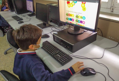 Los alumnos de primero de primaria del Colegio Rafaela María de Valladolid aprenden y se divierten con el ordenador.
