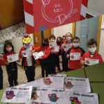 Los alumnos y alumnas de 1º de primaria del Colegio Rafaela María de Valladolid depositan su deseos en el BUZÓN DE BUENOS DESEOS.