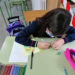 Los alumnos y alumnas de 5º de primaria del Colegio Rafaela María de Valladolid envían postales navideñas a una residencia de Zamora.