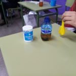 Los alumnos y alumnas de sexto de primaria del Colegio Rafaela María experimentan con una reacción química.