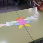 Los alumnos y alumnas de sexto de primaria del Colegio Rafaela María de Valladolid trabajan de manera manipulativa las simetrías, traslaciones y giros.