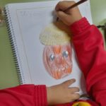 Los alumnos y alumnas de 1º de primaria del Colegio Rafaela María de Valladolid dibujan bellotas para celebrar la llegada del otoño.