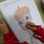 Los alumnos y alumnas de 1º de primaria del Colegio Rafaela María de Valladolid dibujan bellotas para celebrar la llegada del otoño.