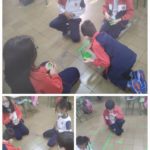 El alumnado de segundo de primaria del Colegio Rafaela María de Valladolid repasan contenidos de Lengua jugando a un dominó muy especial.