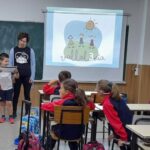 Los alumnos y alumnas de cuarto y sexto de primaria del Colegio Rafaela María reciben la visita de Vallalexia.