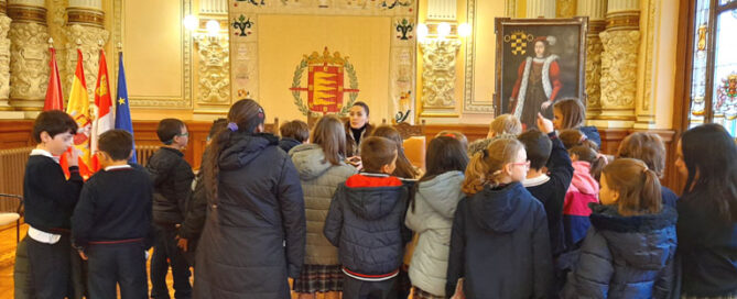 Los alumnos y alumnas de cuarto de primaria del colegio Rafaela María de Valladolid visitan el Ayuntamiento de Valladolid.