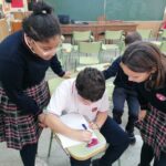 Los alumnos y alumnas de quinto de primaria del Colegio Rafaela María de Valladolid hacen un dictado a la carrera.