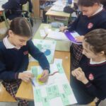 Los alumnos y alumnas de quinto de primaria del Colegio Rafaela María de Valladolid trabajan mediante grupos de expertos.