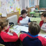 Los alumnos y alumnas de sexto de primaria del Colegio Rafaela María de Valladolid comparten lo aprendido de la Edad Contemporánea.