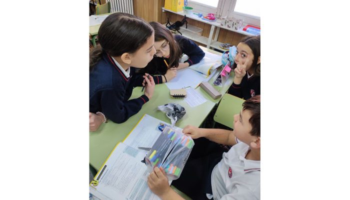Los alumnos y alumnas de sexto de primaria del Colegio Rafaela María de Valladolid repasan los determinantes.