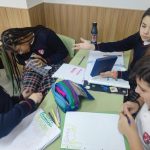 Los alumnos y alumnas de sexto de primaria del Colegio Rafaela María de Valladolid trabajan el cálculo de volúmenes.