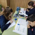 Los alumnos y alumnas de sexto de primaria del Colegio Rafaela María de Valladolid repasan los determinantes.