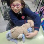 Los alumnos y alumnas de cuarto de primaria del Colegio Rafaela María de Valladolid practican técnicas de primeros auxilios con sus peluches favoritos.