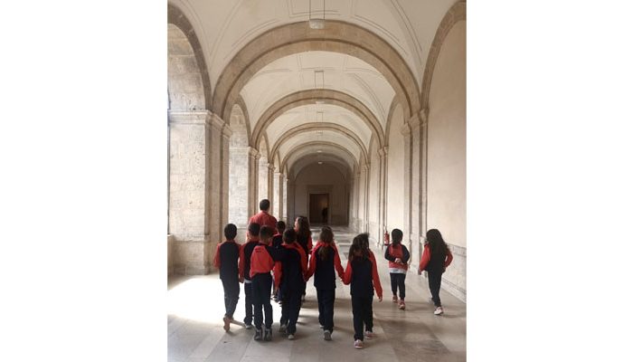 Los niños y niñas de segundo de primaria del Colegio Rafaela María de Valladolid visitan el Museo Patio Herreriano.
