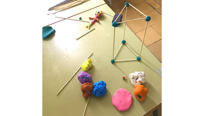 Los alumnos y alumnas de segundo de primaria del Colegio Rafaela María de Valladolid trabajan con cuerpos geométricos.