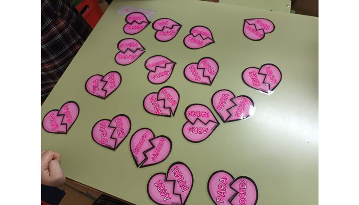 Los alumnos y alumnas de segundo de primaria del Colegio Rafaela María de Valladolid trabajan las palabras compuestas.
