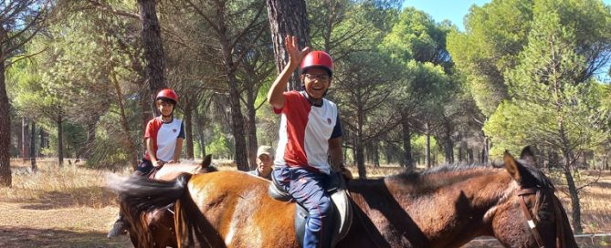 Los alumnos de segundo a sexto de primaria y los de primero de educación secundaria obligatoria disfrutamos de una jornada estupenda en el Campamento Cervantes.