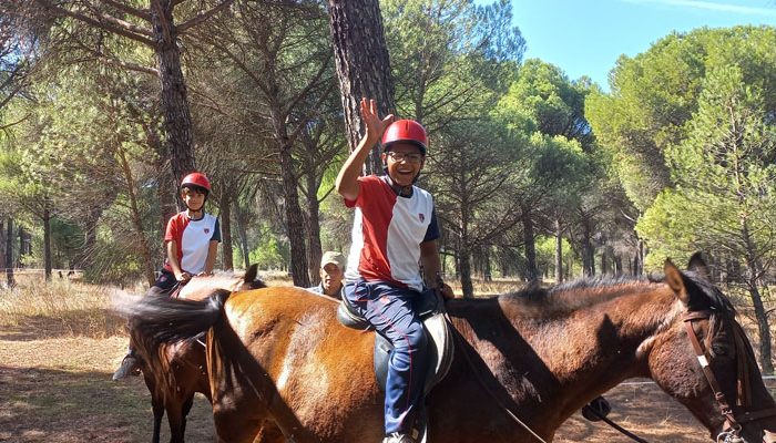 Los alumnos de segundo a sexto de primaria y los de primero de educación secundaria obligatoria disfrutamos de una jornada estupenda en el Campamento Cervantes.