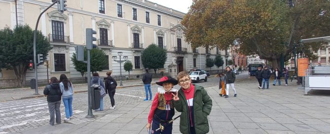 Los alumnos y alumnas de sexto de primaria del Colegio Rafaela María de Valladolid ha hecho un recorrido visitando edificios relacionados con la Edad Moderna y los monarcas Felipe II y Felipe III.