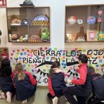 Los alumnos y alumnas de primaria del Colegio Rafaela María de Valladolid celebran el Día Escolar de la No Violencia y la Paz.