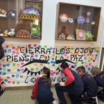 Los alumnos y alumnas de primaria del Colegio Rafaela María de Valladolid celebran el Día Escolar de la No Violencia y la Paz.