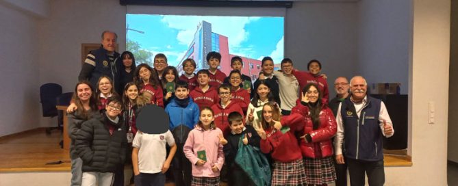 Los alumnos y alumnas de sexto de primaria del Colegio Rafaela María de Valladolid visitan las dependencias de la Policía Municipal.